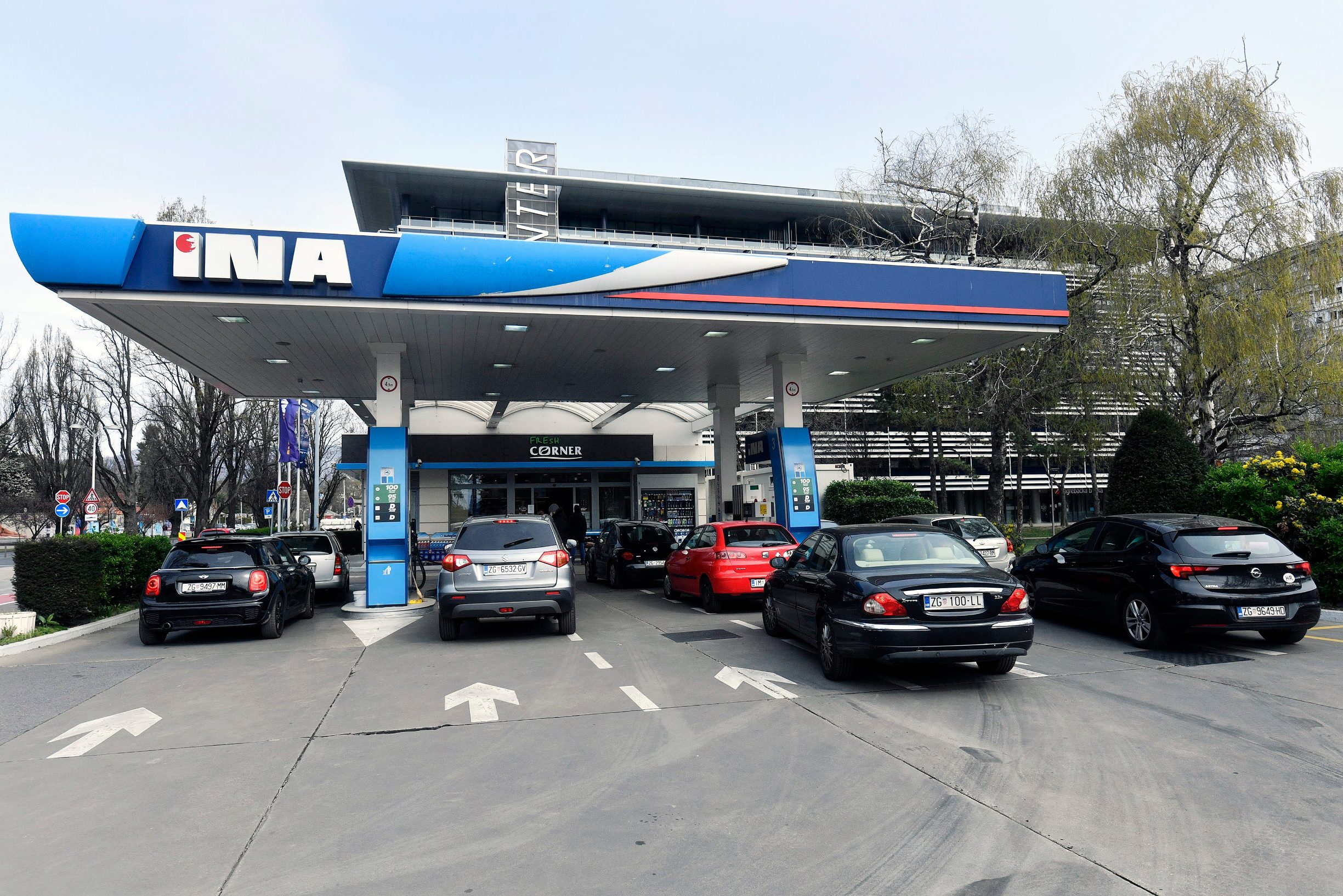 Zagreb, 220320.
Guzva na benzinskoj pumpi na Miramarskoj cesti nakon jutrosnjeg potresa.
Foto: Boris Kovacev / CROPIX